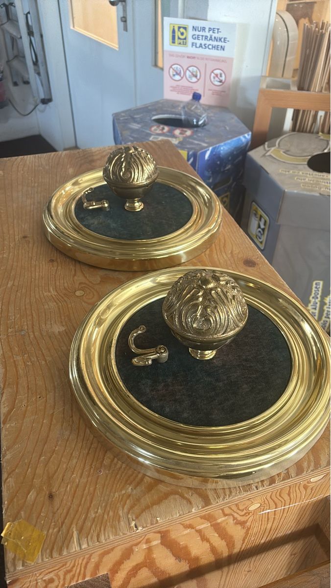 Ferramenta: 2 Dekorative Haken Messing Antik Stil – Usato da Meilen venduto da marsico79