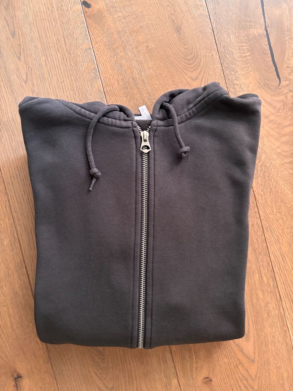 Weekday Maglioni & Felpe: Brauner Basic Zip-Up Hoodie – Usato da Trübbach venduto da Nico.Broder 2