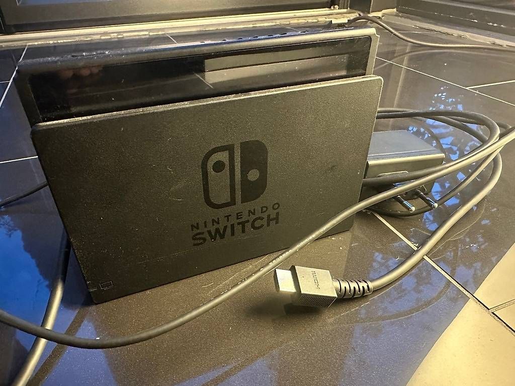 Console: Nintendo Switch (mit Controller) – Usato da Wollerau venduto da nikeyyty