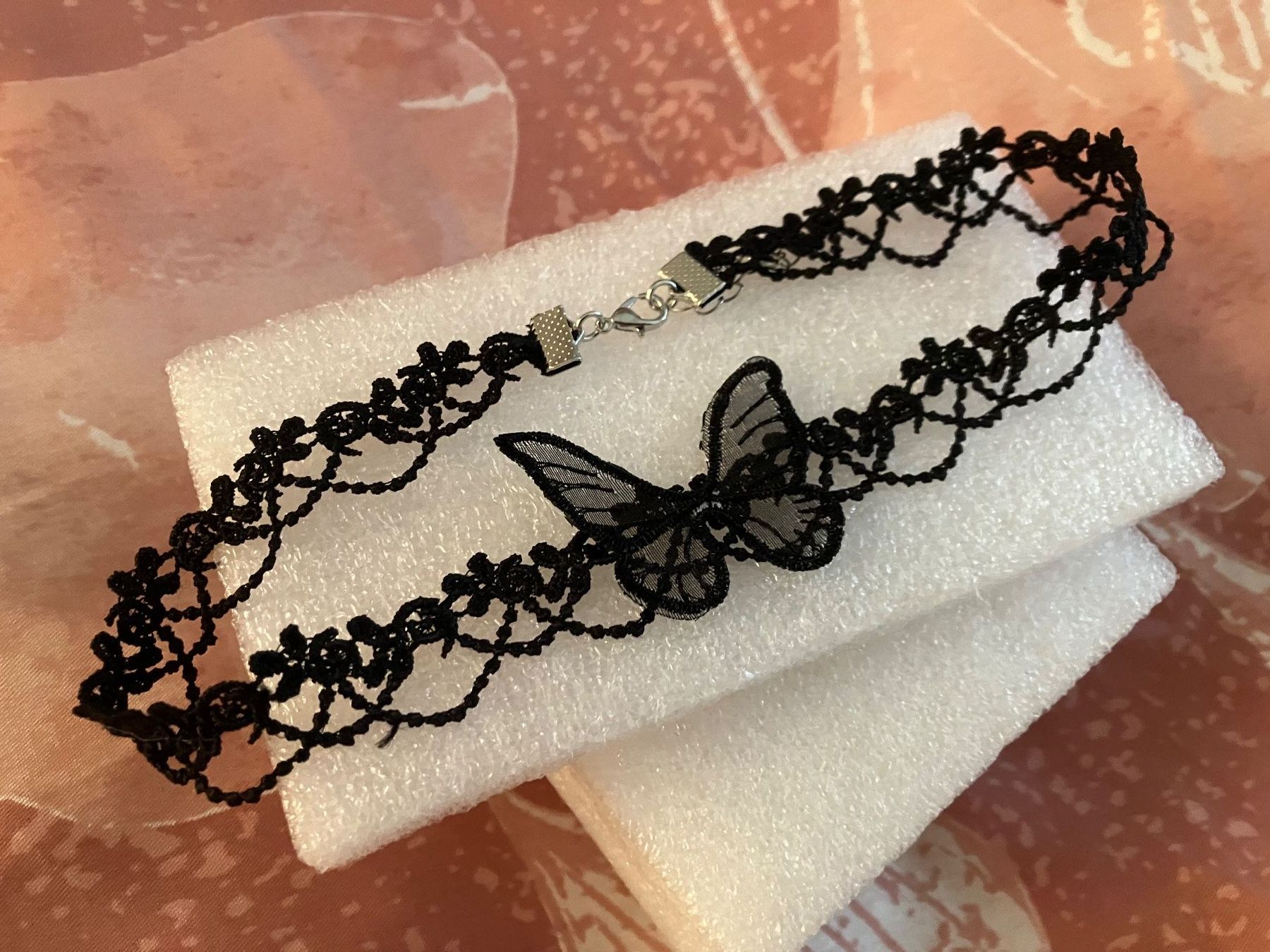 Catenine: Schöne schwarze Spitzenhalskette mit Schmetterling, neu – Nuovo (secondo la descrizione) da Affoltern am Albis venduto da Dlotti 1