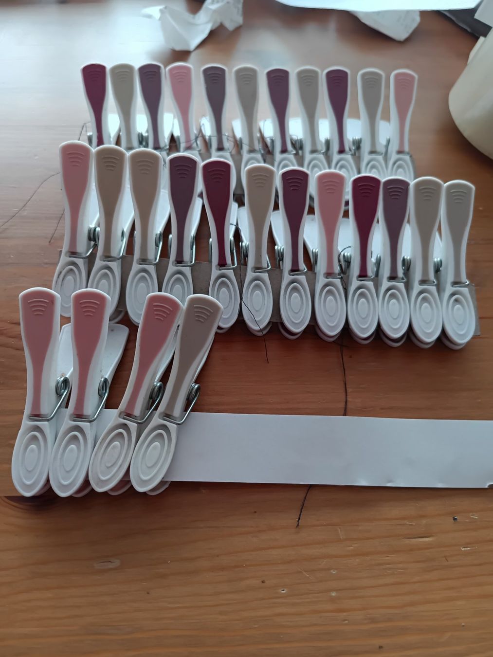 Tutti gli attrezzi: Wäscheklammern, clothes pegs. – Usato da Bertschikon (Gossau, ZH) venduto da SJLPHI
