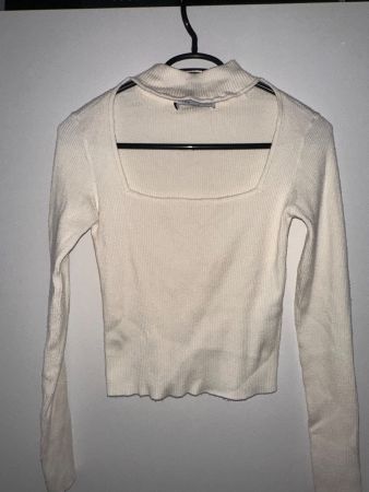 langärmliges Oberteil mit Cut-Out vorne in Creme