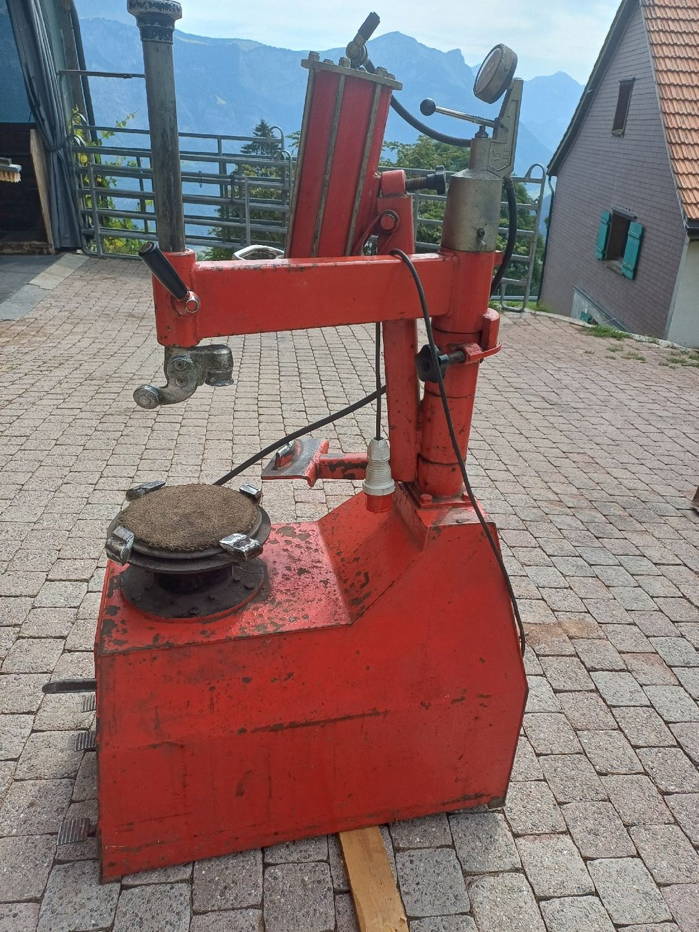 Alle Maschinen: Pneumontiermaschine – Gebraucht aus Flumserberg Theim von rollo02