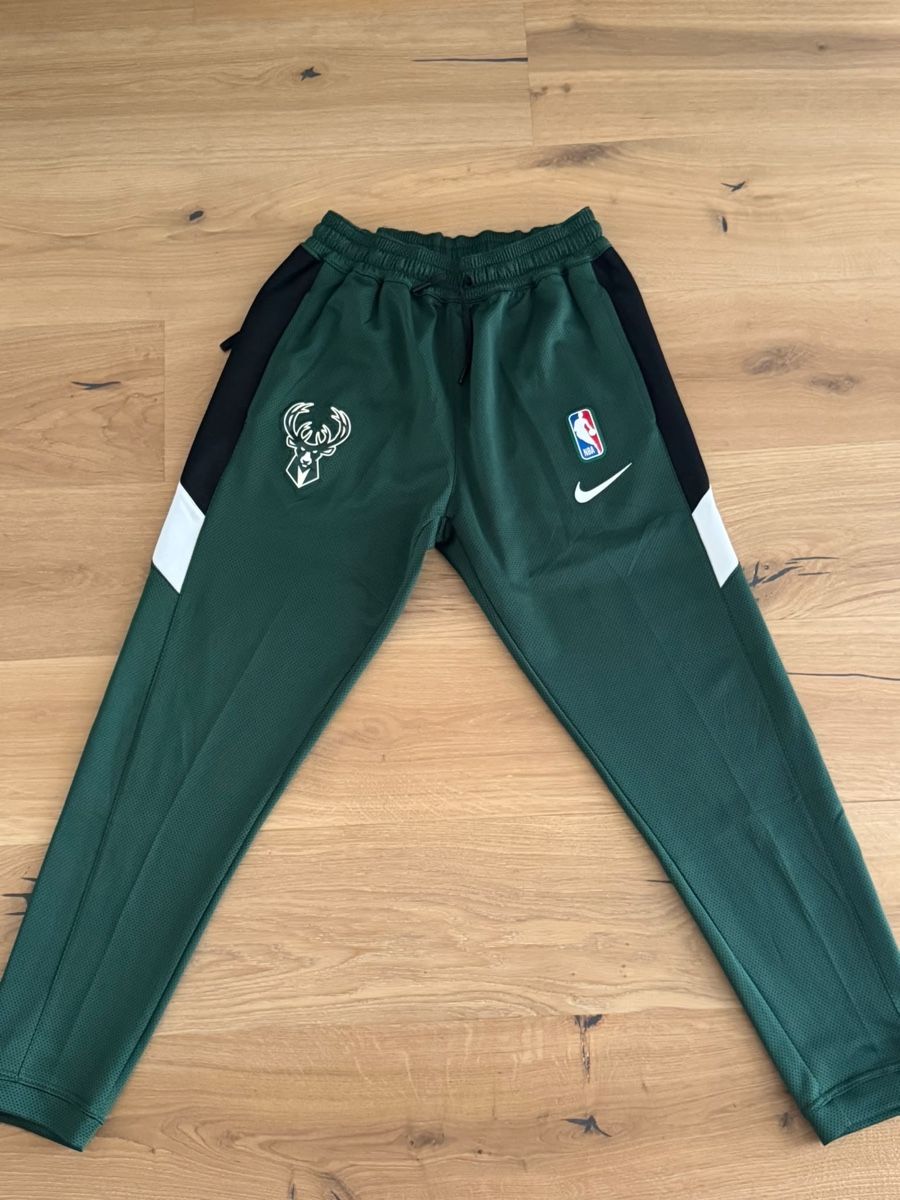 Nike Kleiderpakete: Trainingsanzug Nike Milwaukee Bucks – Neu (gemäss Beschreibung) aus Chur von Lorena7 2