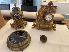 Antikes Uhren-Konvolut – 2 Kaminuhren, Wanduhr und Uhrwerk