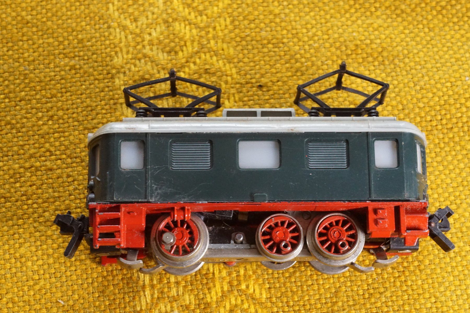 Trix Modelleisenbahnen: E-Lok grün Trix-Express alt – Gebraucht aus Gränichen von iknow