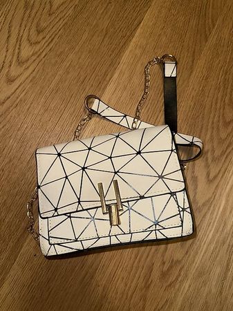 Weisse Crossbody Umhängetasche mit Goldkette
