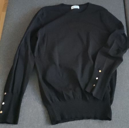 Schwarzer Pullover, Grösse M, elegante Details