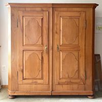 Schöner alter antiker Schrank