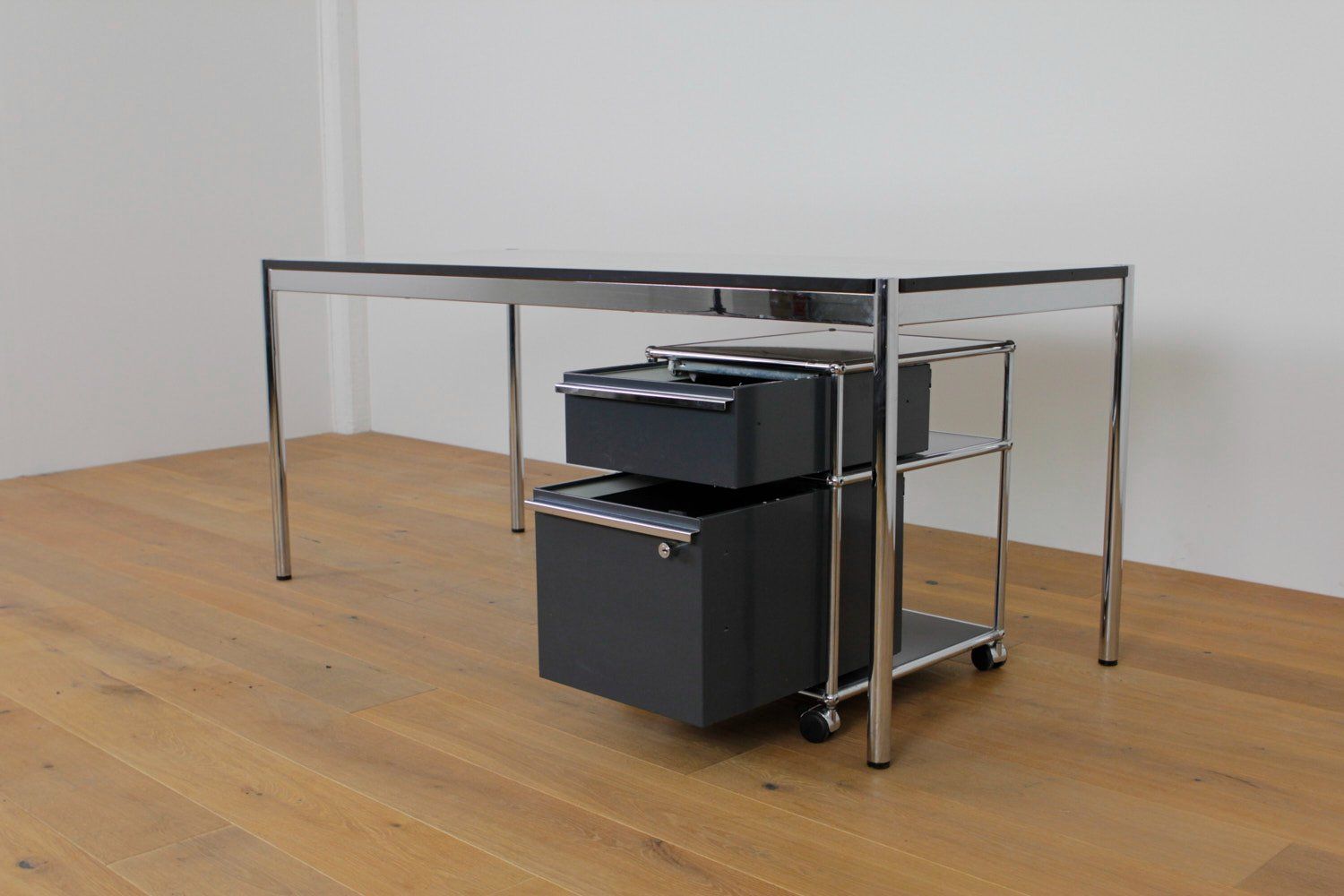 Tische: USM Haller Tisch 150x75cm mit Korpus – Gebraucht aus Affoltern am Albis von StudioStandard 2