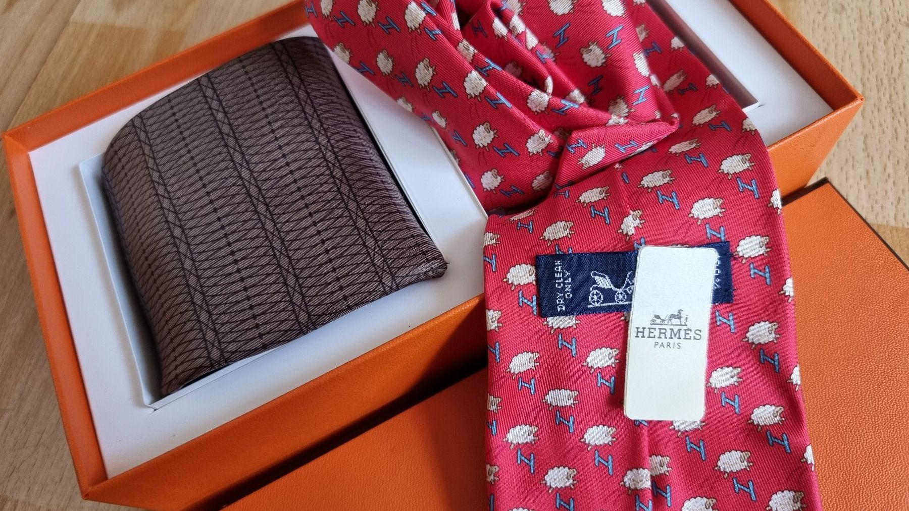 Hermès Cravatte: Hermes Kravatten Set ORIGINAL 5273 SA & 5283 SA – Nuovo e nell'imballaggio originale da Oey venduto da Landrover88 1