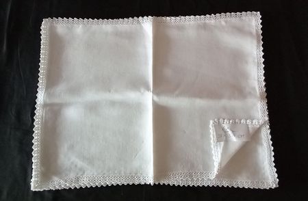6 STK HÜBSCHE WEISSE TISCHSETS ( FLECKENFREI )
