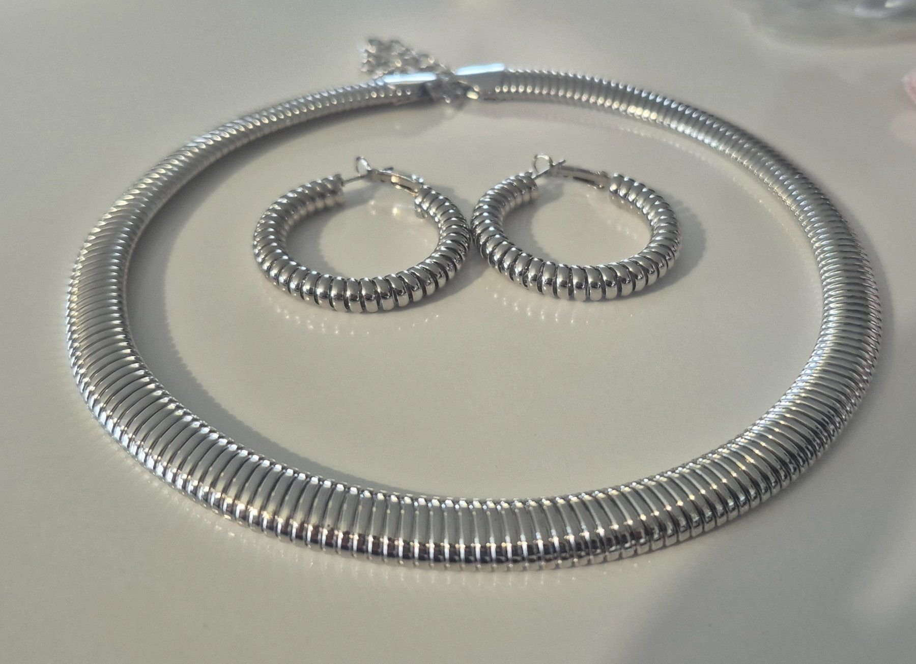 Altri gioielli: Set collana e orecchini cerchio effetto molla argento – Nuovo (secondo la descrizione) da Giubiasco venduto da Stefaniav