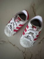 Baskets Adidas Superstar T. 19 Bébé portées 1x