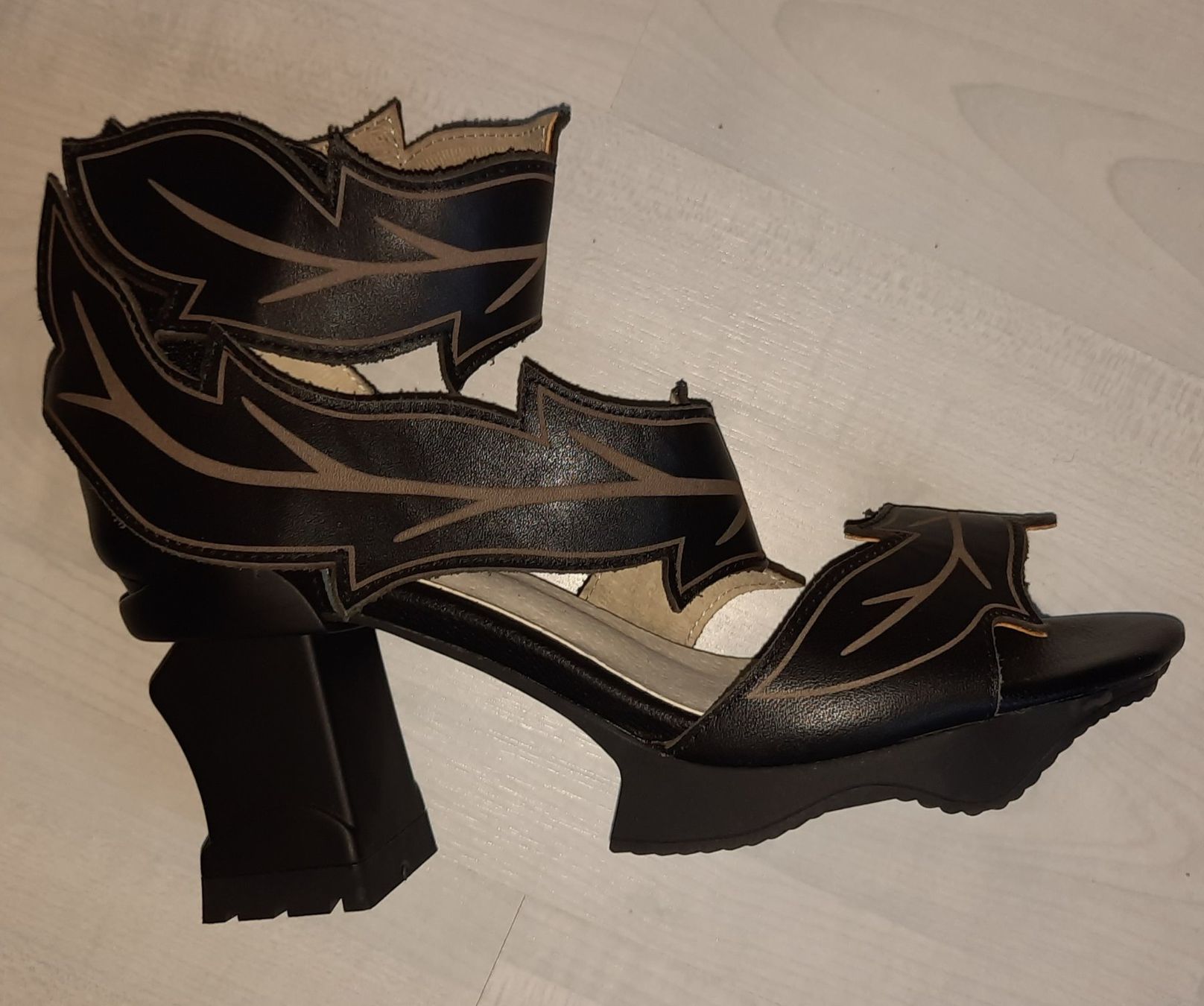 Scarpe da donna: AUSGEFALLENE SANDALETTE GRÖSSE 39 – Nuovo (secondo la descrizione) da Büetigen venduto da Froschkoe0