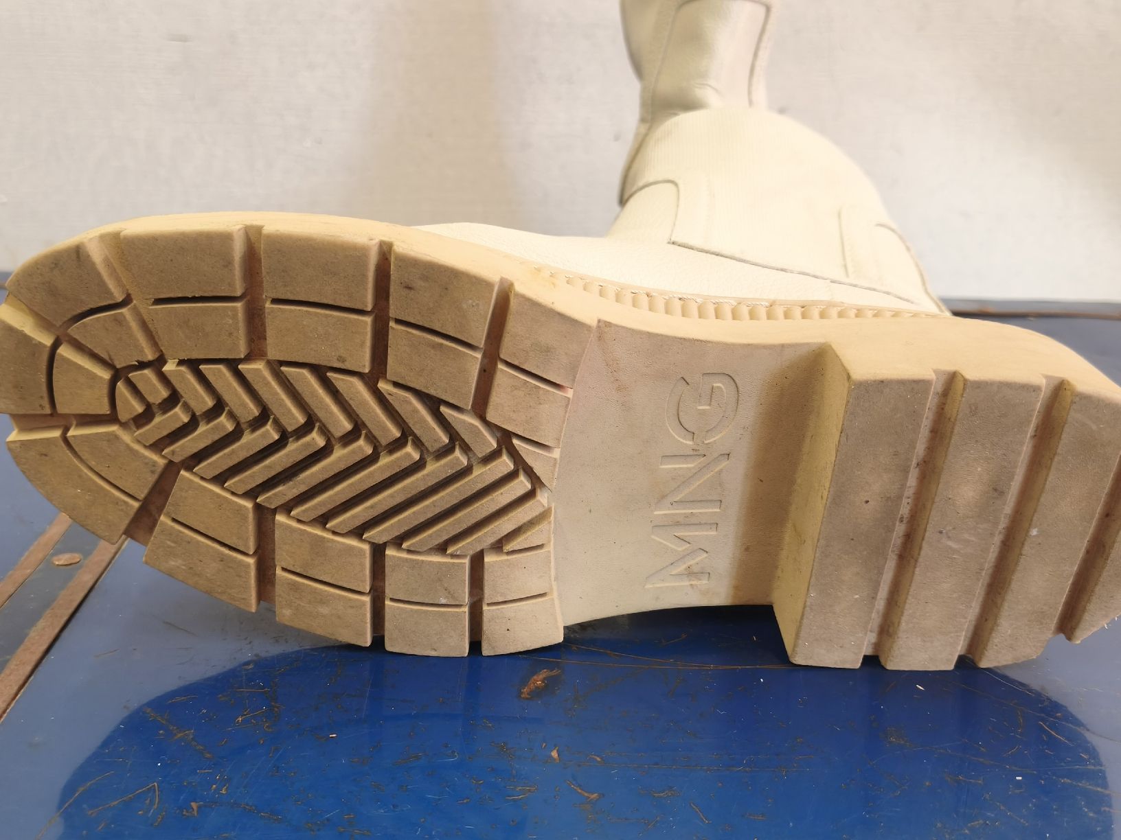 Mango Damenschuhe: Stiefeletten Mango weiss mit Profilsohle Grösse 39 – Gebraucht aus Emmetten von SecondhandSiska 2