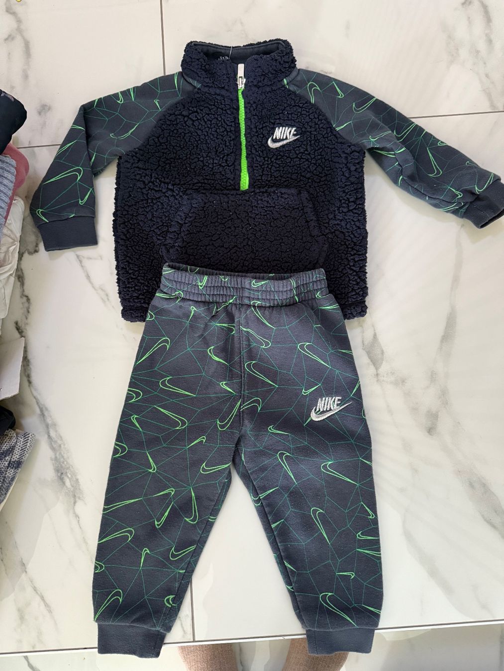 Nike Anzüge: Ensemble nike – Gebraucht aus St-Pierre-Clages von loc_8vtz
