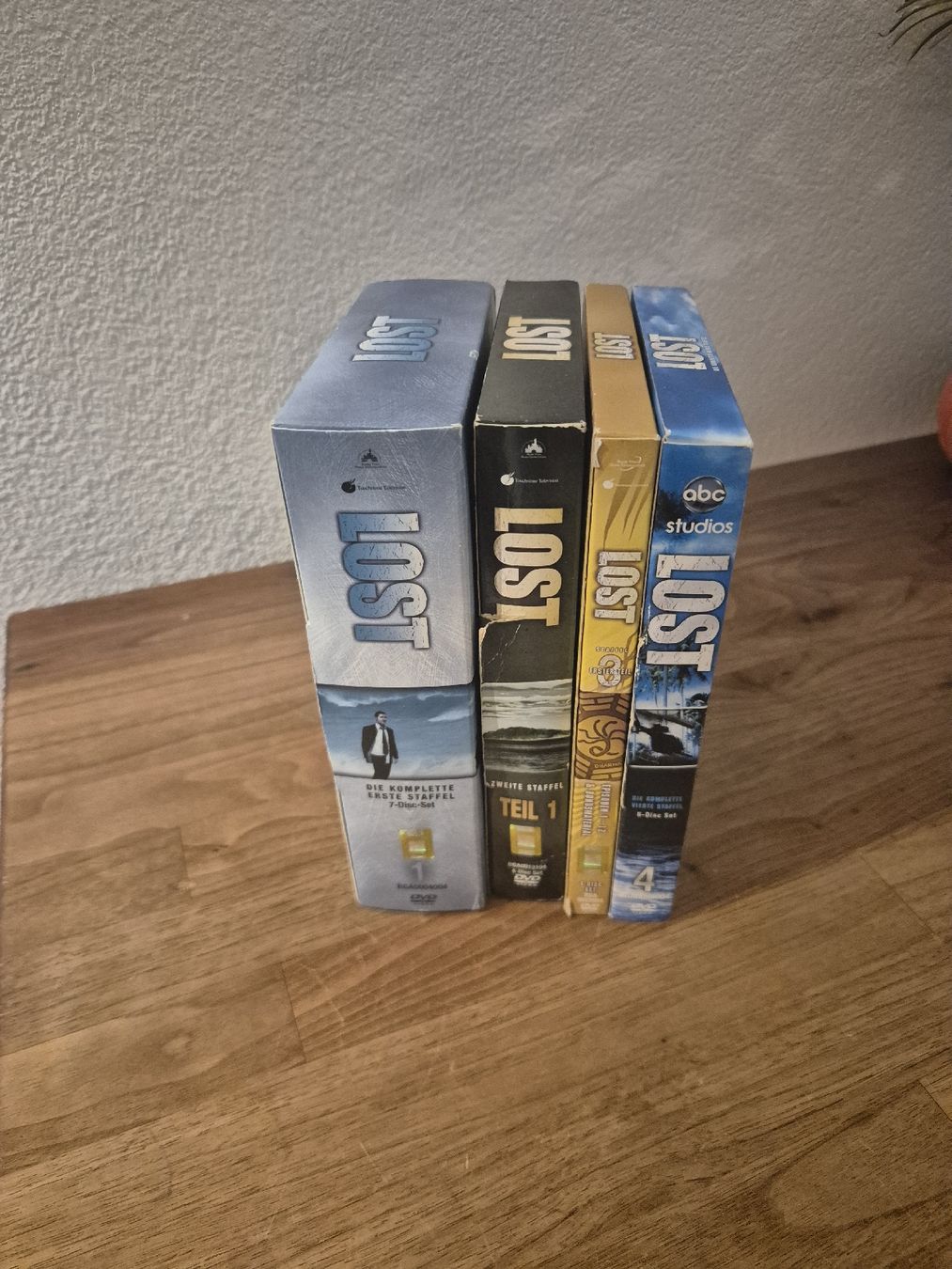 Tutti i DVDs: DVD Serie-Set LOST 1-4 Staffel – Usato da Blauen venduto da Casi7 1
