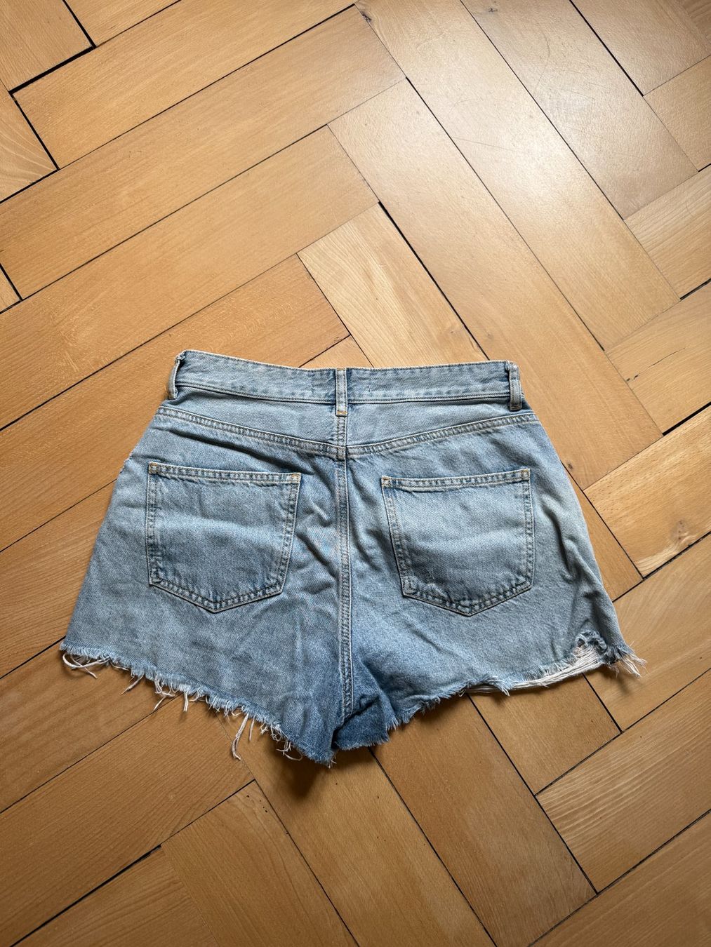 Zara Jeans: ZARA - Distressed Jeansshorts hellblau 38 – D'occasion à Zürich par Diazaio 1