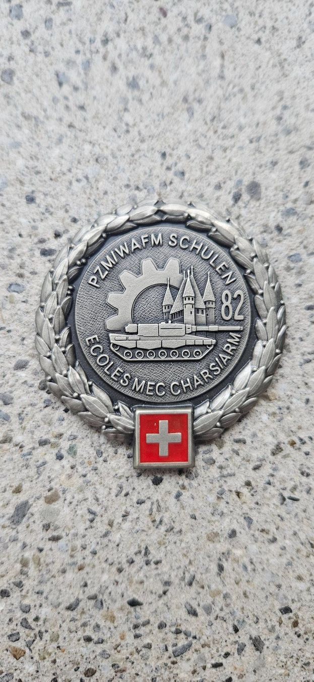 Schweizer Armee Plaketten & Abzeichen: *** Beretemblem Silber Schweizer Armee *** – Neu und originalverpackt aus Riedholz von fr_sIruP