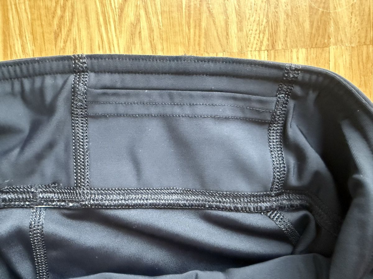 Under Armour Hosen: Under Armour: Schwarze, kurze Sporthose – Gebraucht aus Bülach von tamara1301 2