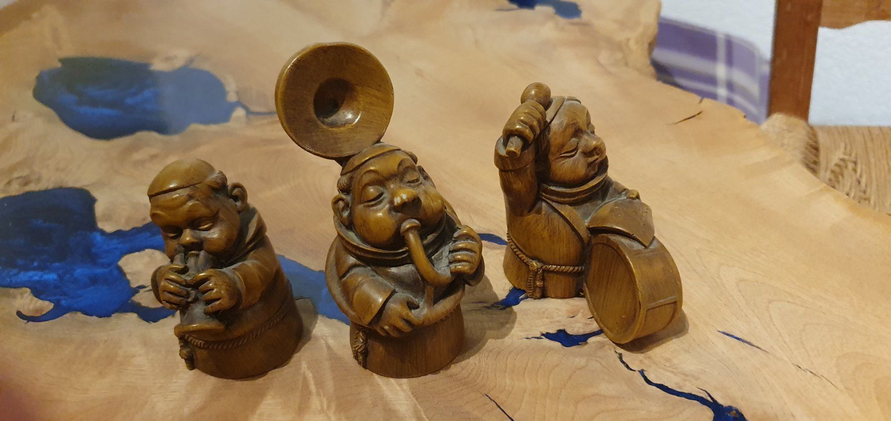 Statuette: Antike Geschnitzte musiker. holz statuen .ca1955 – Usato da Mammern venduto da Iten-chris