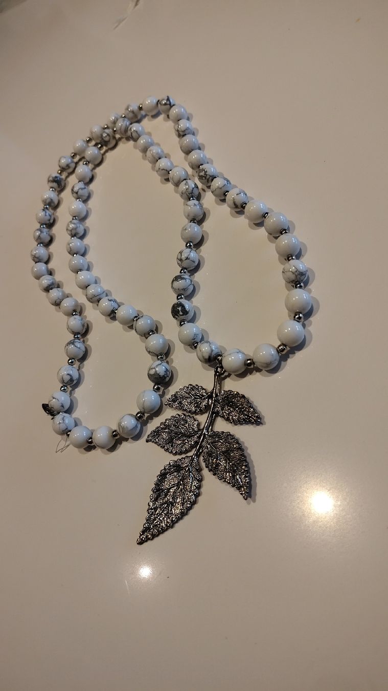 Colliers: Collier perles pendentif feuille E. Zahno  état neuf – D'occasion à Puidoux par Sophia70 3
