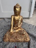 Buddha aus Holz mit Blattgold