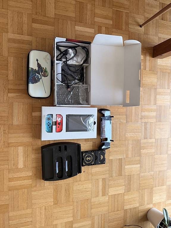 Console: Nintendo switch 1 avec joy-con et accessoires  – Usato da Châtel-St-Denis venduto da Mica.zimmermann 3