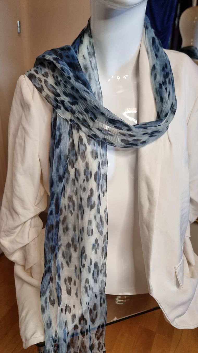 Foulard & Sciarpe: Eleganter Schal mit blauem Leopardmuster – Usato da Wald ZH venduto da CapLux 1