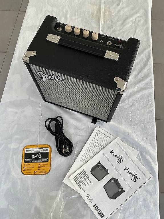 Amplificatori: Ampli basse Fender Rumble 15 watts  – Nuovo e nell'imballaggio originale da Lausanne venduto da vox65