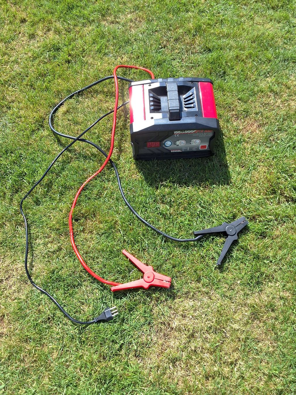 Batterie-Ladegeräte: Neuwertiges Batterieladegerät 6/12V – Gebraucht aus Neudorf von max_vvp6