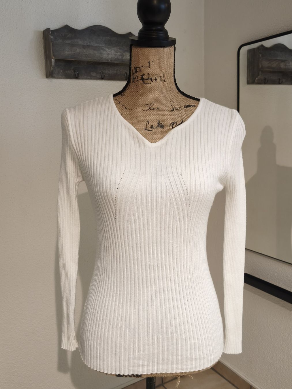 Pulls & Sweat-shirts: Damen Pullover weiss Grösse M mit V-Ausschnitt – Neuf (Voir description) à Emmetten par SecondhandSiska