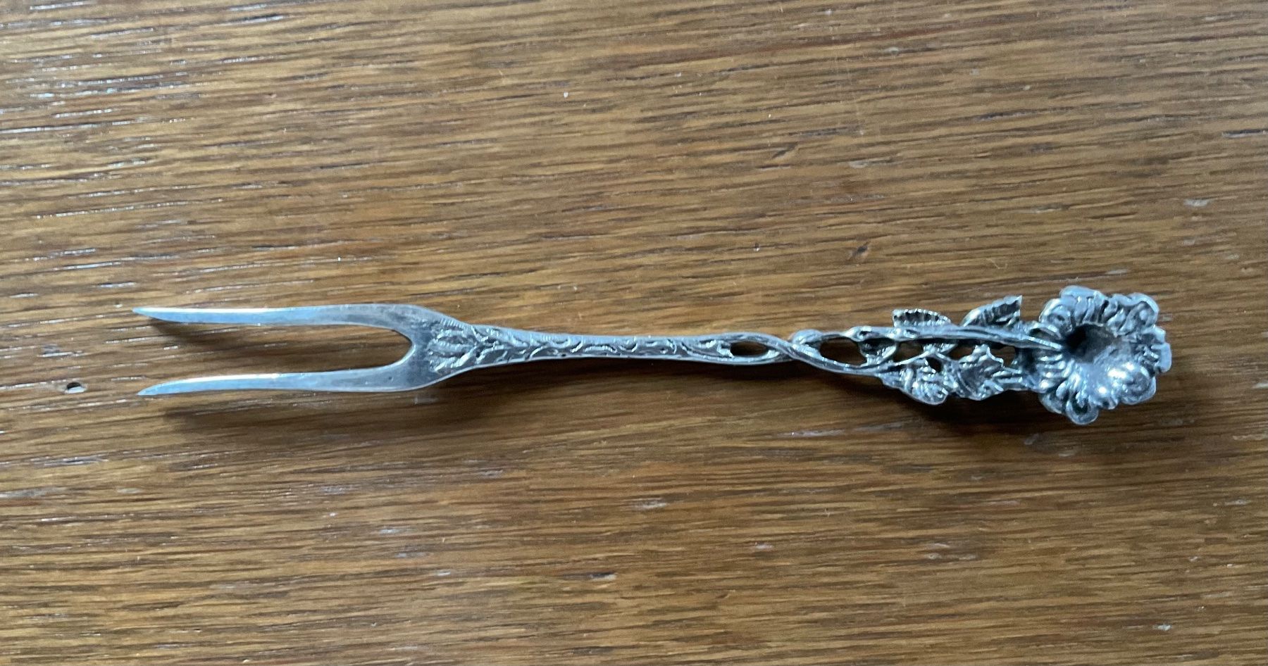 Gabeln: Vintage 835 Silver Floral Repousse Olive Fork – Gebraucht aus Arbon von shanghairose