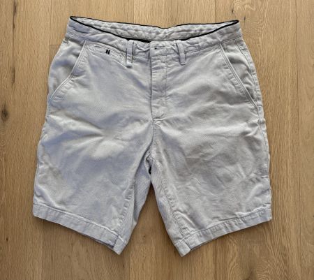 Hellblaue Chino-Shorts