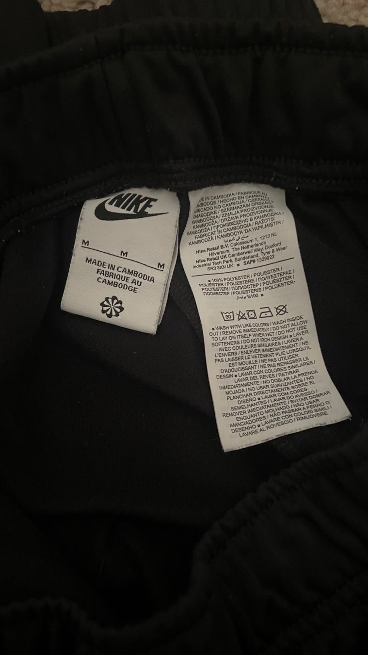 Nike Pantaloni: Nike Trainerhose Schwarz Grösse M – Usato da Oetwil am See venduto da ser_j95v 4