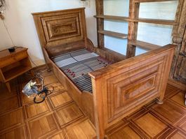Antikes Massiv Holz Bett / elektr. Lattenrost