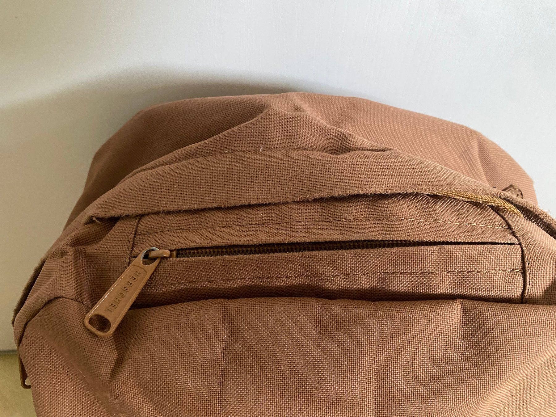 Herschel Zaini: Herschel Rucksack Beige – Usato da Pfungen venduto da car_7l8r 2