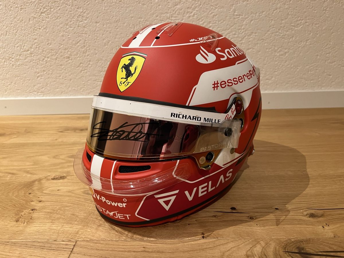 Autografi: Charles Leclerc Ferrari Helm Replica 2022 Formel 1 – Nuovo e nell'imballaggio originale da Zell LU venduto da muelli1508 2