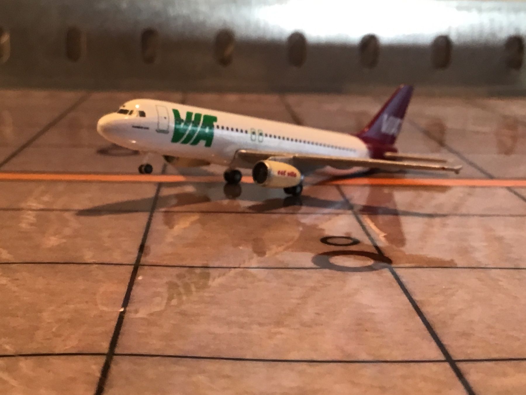 Herpa Kit di modellismo & Modellini statici: HERPA VIA AIRBUS A320 1/500 – Usato da Männedorf venduto da Spezial-Modelle