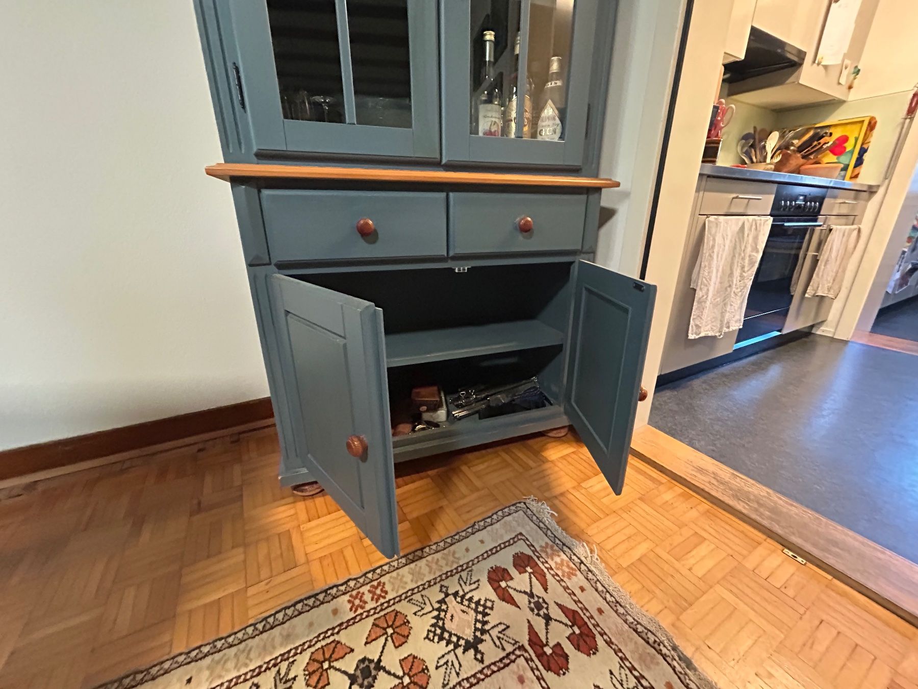 Armadi: Buffetschrank mit Glaseinsatz blau – Usato da Winterthur venduto da 4martis 2