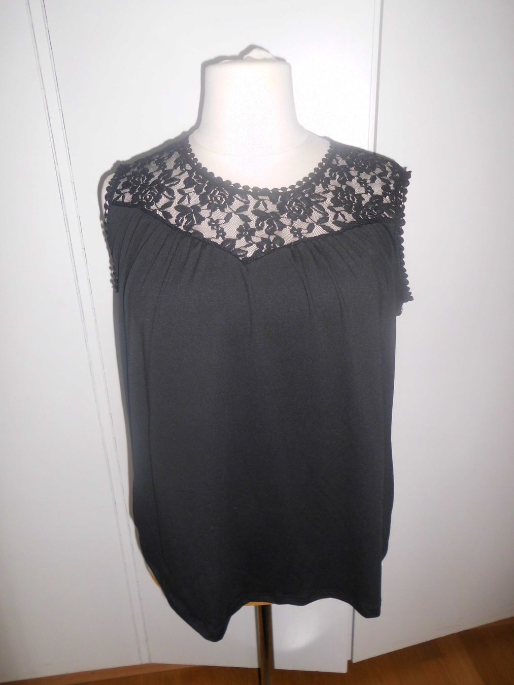 Tops: Top noir décolleté dentelles 48 – Neu (gemäss Beschreibung) aus Marin-Epagnier von Madja
