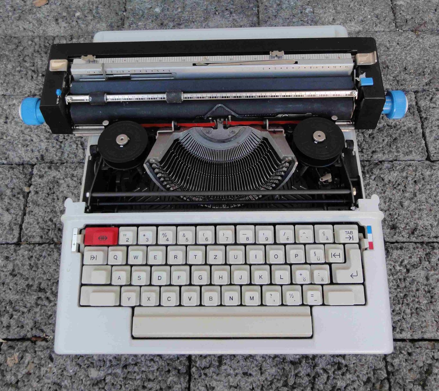 Olivetti Schreibmaschinen: Schreibmaschine Olivetti Lettera 36, elektrisch – Gebraucht aus Wohlen AG von Flusslauf