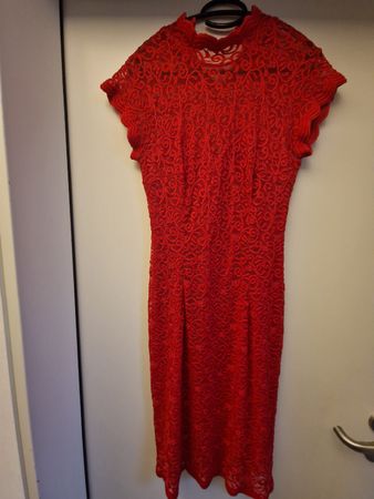 Rotes Spitzenkleid, Grösse 36