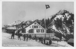 Rigi Staffelhöhe (SZ) Hotel Edelweiss Skifahrer