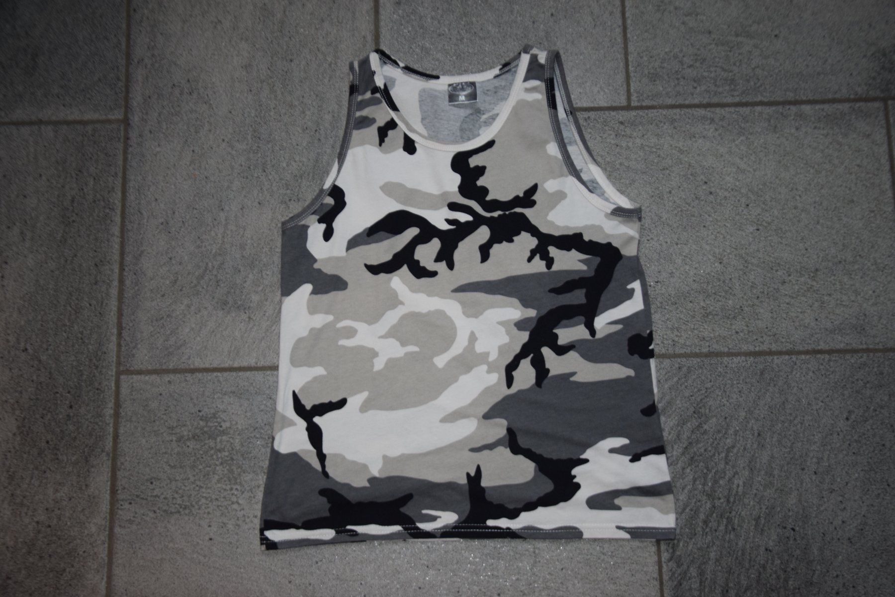 Camicie, T-shirt & Polo: Junge Camouflage Tank Top gr. 152 – Usato da Mezzovico venduto da finsteraar
