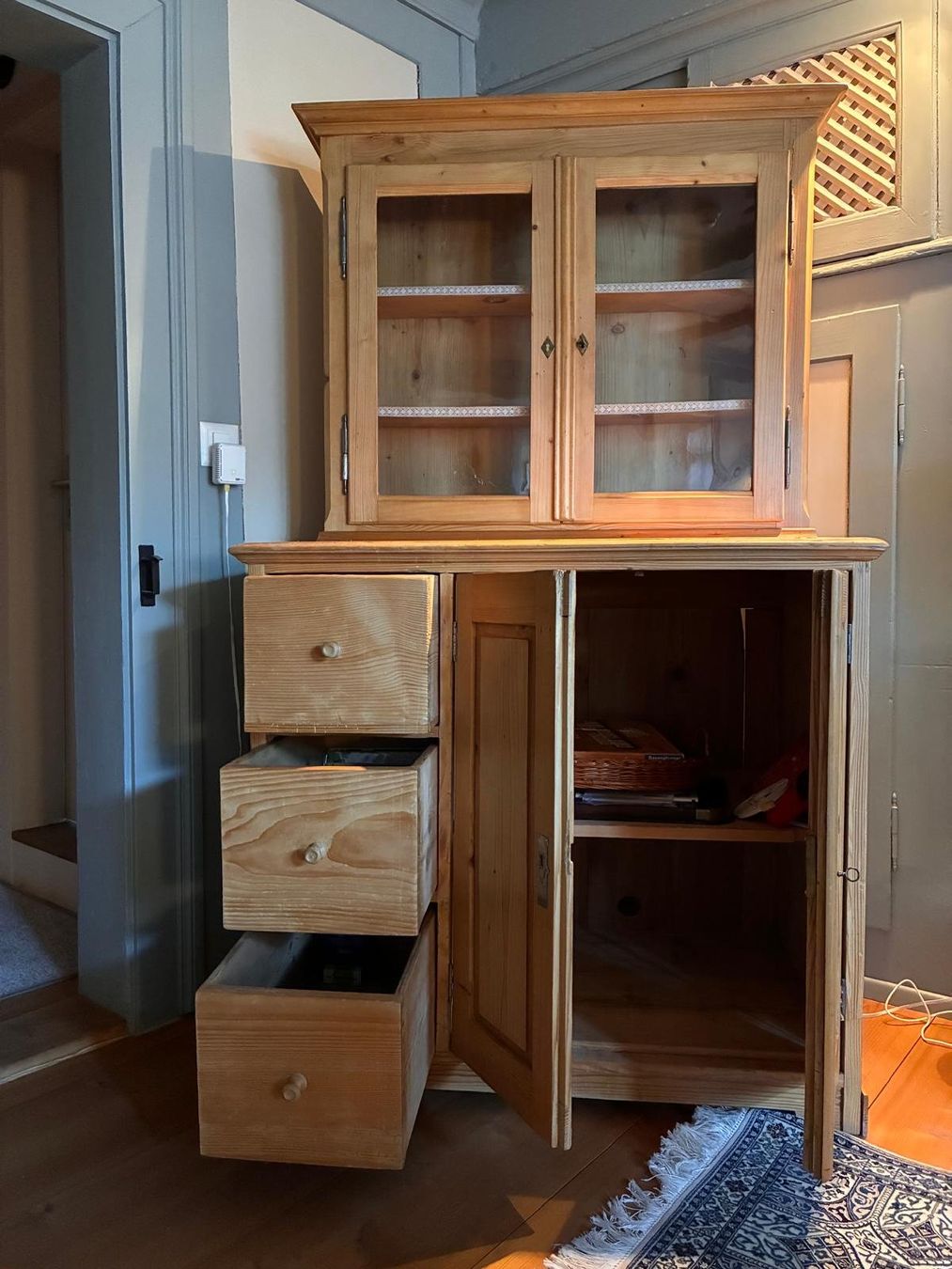Kommoden: Holz-Kommode mit Vitrinenaufsatz – Gebraucht aus Löhningen von inf_l89d 1