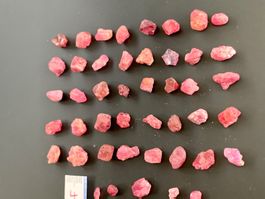 41 grosse + 23 kleine burmesische rohe Rubine