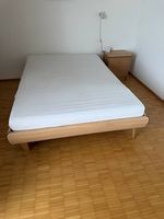 Bett mit Lattenrost und Nachttisch