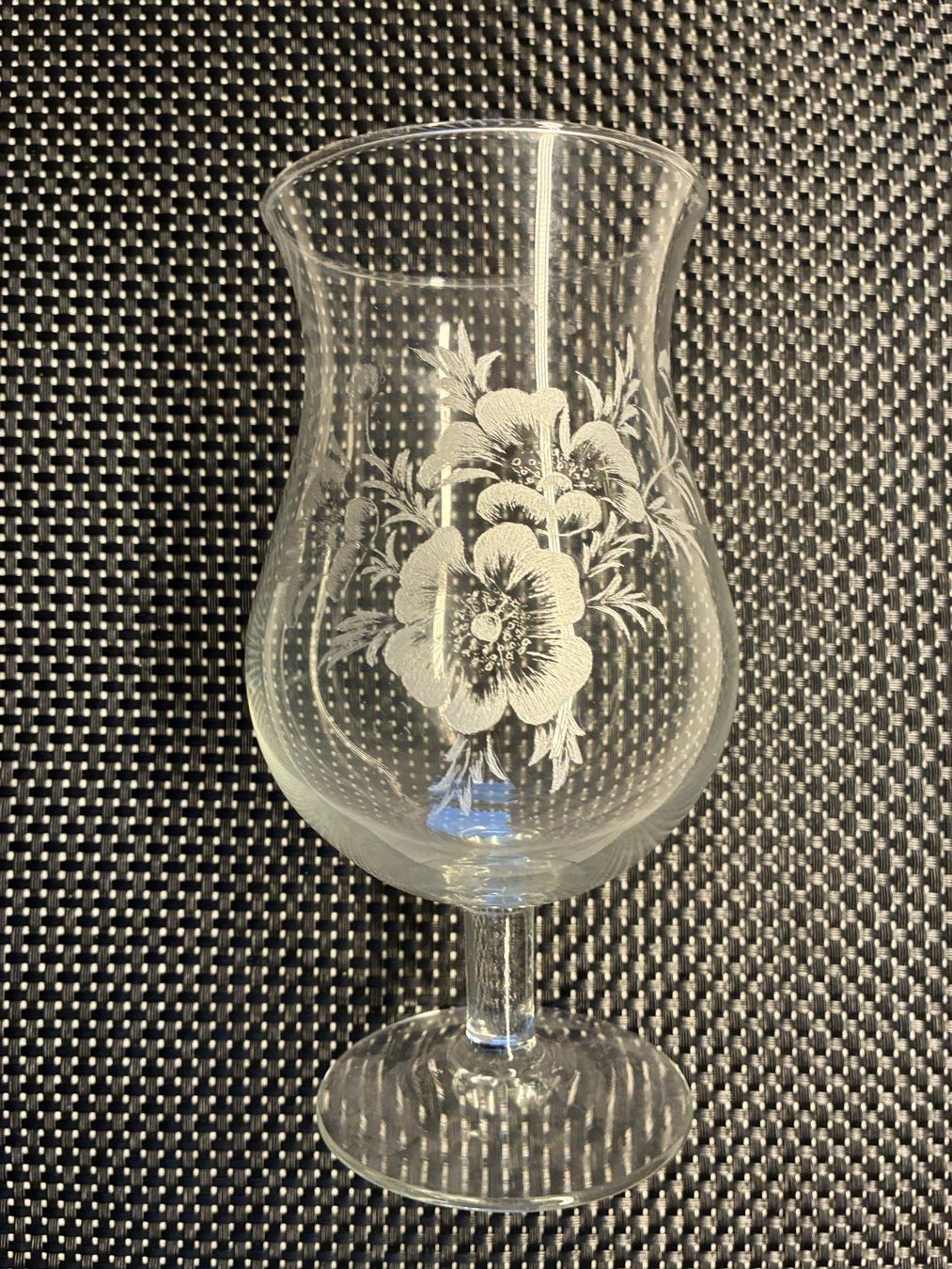 Bicchieri: Cocktailglas mit geätztem oder geschliffenem Blumenmuster – Usato da Biberist venduto da longimanus3